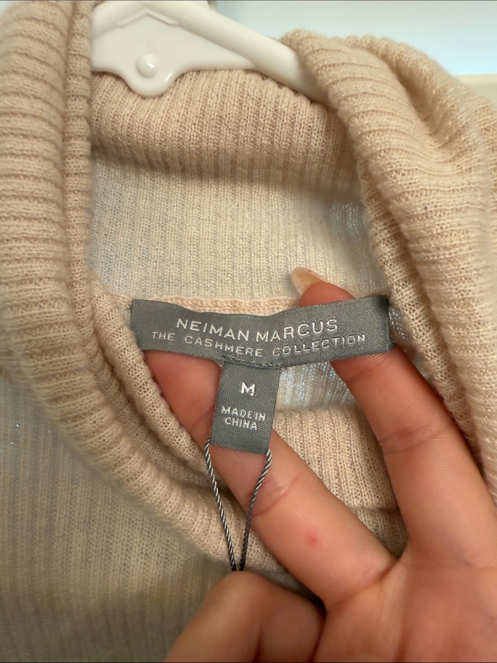 Sleeveless CASHMERE Turtleneck Knit Top - Beige - Picture 3 of 3